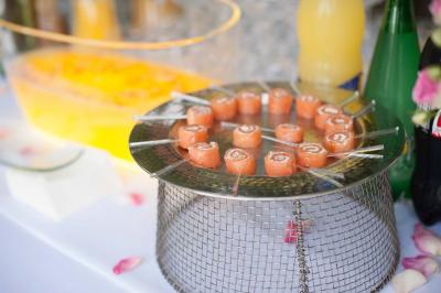 Miniature Traiteur Menucourt (Val-d'Oise) - Ferme aux Saules Traiteur #80 Assiette contenant une mousse verte garnie de persil, accompagnée de tomates rôties et de points de sauce balsamique.