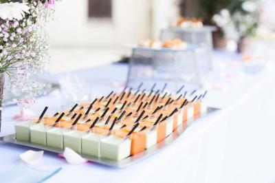 Miniature Traiteur Menucourt (Val-d'Oise) - Ferme aux Saules Traiteur #87 Assiette contenant une mousse verte garnie de persil, accompagnée de tomates rôties et de points de sauce balsamique.