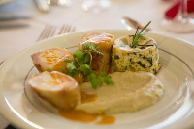 Miniature Traiteur Menucourt (Val-d'Oise) - Ferme aux Saules Traiteur #95 Assiette contenant une mousse verte garnie de persil, accompagnée de tomates rôties et de points de sauce balsamique.