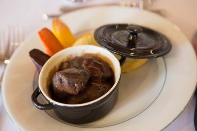 Miniature Traiteur Menucourt (Val-d'Oise) - Ferme aux Saules Traiteur #99 Assiette contenant une mousse verte garnie de persil, accompagnée de tomates rôties et de points de sauce balsamique.