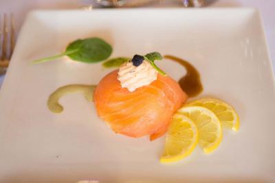 Miniature Traiteur Menucourt (Val-d'Oise) - Ferme aux Saules Traiteur #102 Assiette contenant une mousse verte garnie de persil, accompagnée de tomates rôties et de points de sauce balsamique.