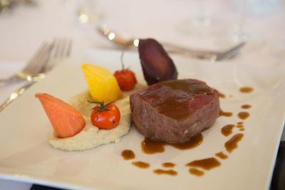 Miniature Traiteur Menucourt (Val-d'Oise) - Ferme aux Saules Traiteur #112 Assiette contenant une mousse verte garnie de persil, accompagnée de tomates rôties et de points de sauce balsamique.