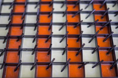 Miniature Traiteur Menucourt (Val-d'Oise) - Ferme aux Saules Traiteur #119 Assiette contenant une mousse verte garnie de persil, accompagnée de tomates rôties et de points de sauce balsamique.