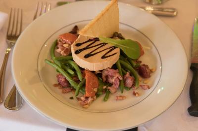 Miniature Traiteur Menucourt (Val-d'Oise) - Ferme aux Saules Traiteur #120 Assiette contenant une mousse verte garnie de persil, accompagnée de tomates rôties et de points de sauce balsamique.