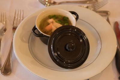 Miniature Traiteur Menucourt (Val-d'Oise) - Ferme aux Saules Traiteur #122 Assiette contenant une mousse verte garnie de persil, accompagnée de tomates rôties et de points de sauce balsamique.