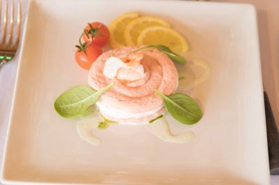 Miniature Traiteur Menucourt (Val-d'Oise) - Ferme aux Saules Traiteur #124 Assiette contenant une mousse verte garnie de persil, accompagnée de tomates rôties et de points de sauce balsamique.