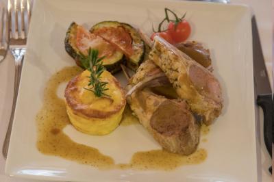 Miniature Traiteur Menucourt (Val-d'Oise) - Ferme aux Saules Traiteur #126 Assiette contenant une mousse verte garnie de persil, accompagnée de tomates rôties et de points de sauce balsamique.