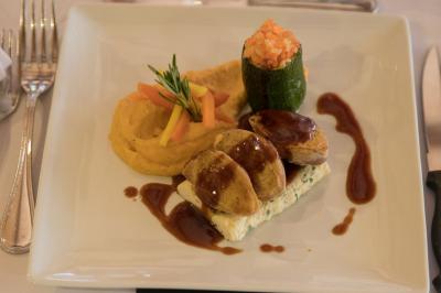 Miniature Traiteur Menucourt (Val-d'Oise) - Ferme aux Saules Traiteur #129 Assiette contenant une mousse verte garnie de persil, accompagnée de tomates rôties et de points de sauce balsamique.