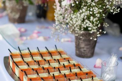 Miniature Traiteur Menucourt (Val-d'Oise) - Ferme aux Saules Traiteur #137 Assiette contenant une mousse verte garnie de persil, accompagnée de tomates rôties et de points de sauce balsamique.