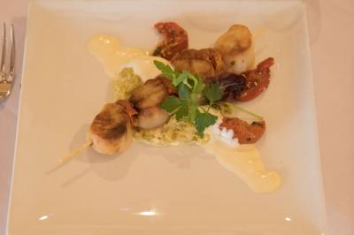 Miniature Traiteur Menucourt (Val-d'Oise) - Ferme aux Saules Traiteur #140 Assiette contenant une mousse verte garnie de persil, accompagnée de tomates rôties et de points de sauce balsamique.