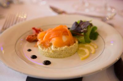 Miniature Traiteur Menucourt (Val-d'Oise) - Ferme aux Saules Traiteur #31 Assiette contenant une mousse verte garnie de persil, accompagnée de tomates rôties et de points de sauce balsamique.