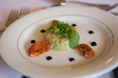 Miniature Traiteur Menucourt (Val-d'Oise) - Ferme aux Saules Traiteur #48 Assiette contenant une mousse verte garnie de persil, accompagnée de tomates rôties et de points de sauce balsamique.