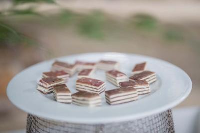 Miniature Traiteur Menucourt (Val-d'Oise) - Ferme aux Saules Traiteur #2 Assiette contenant une mousse verte garnie de persil, accompagnée de tomates rôties et de points de sauce balsamique.