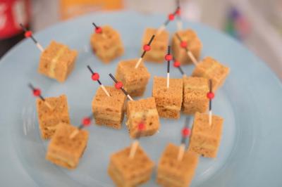 Miniature Traiteur Menucourt (Val-d'Oise) - Ferme aux Saules Traiteur #4 Assiette contenant une mousse verte garnie de persil, accompagnée de tomates rôties et de points de sauce balsamique.