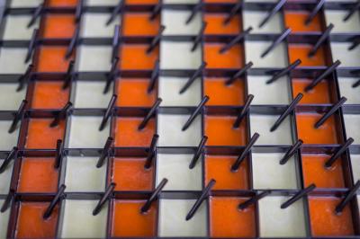 Miniature Traiteur Menucourt (Val-d'Oise) - Ferme aux Saules Traiteur #5 Assiette contenant une mousse verte garnie de persil, accompagnée de tomates rôties et de points de sauce balsamique.