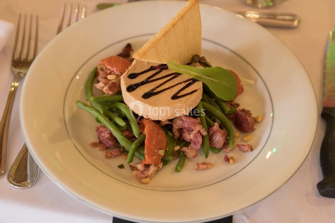 Assiette de foie gras avec haricots verts, agrumes, lardons, sauce balsamique et toast triangulaire.