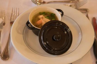 Miniature Traiteur Menucourt (Val-d'Oise) - Ferme aux Saules Traiteur #56 Assiette contenant une mousse verte garnie de persil, accompagnée de tomates rôties et de points de sauce balsamique.