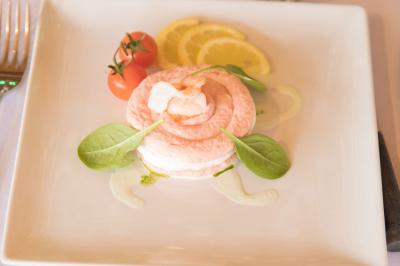 Miniature Traiteur Menucourt (Val-d'Oise) - Ferme aux Saules Traiteur #58 Assiette contenant une mousse verte garnie de persil, accompagnée de tomates rôties et de points de sauce balsamique.