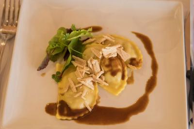 Miniature Traiteur Menucourt (Val-d'Oise) - Ferme aux Saules Traiteur #61 Assiette contenant une mousse verte garnie de persil, accompagnée de tomates rôties et de points de sauce balsamique.