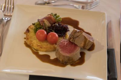 Miniature Traiteur Menucourt (Val-d'Oise) - Ferme aux Saules Traiteur #62 Assiette contenant une mousse verte garnie de persil, accompagnée de tomates rôties et de points de sauce balsamique.
