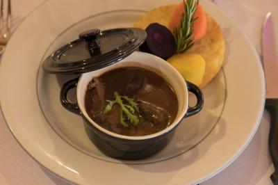 Miniature Traiteur Menucourt (Val-d'Oise) - Ferme aux Saules Traiteur #66 Assiette contenant une mousse verte garnie de persil, accompagnée de tomates rôties et de points de sauce balsamique.