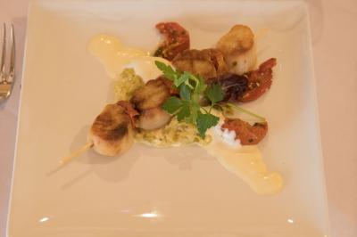 Miniature Traiteur Menucourt (Val-d'Oise) - Ferme aux Saules Traiteur #71 Assiette contenant une mousse verte garnie de persil, accompagnée de tomates rôties et de points de sauce balsamique.