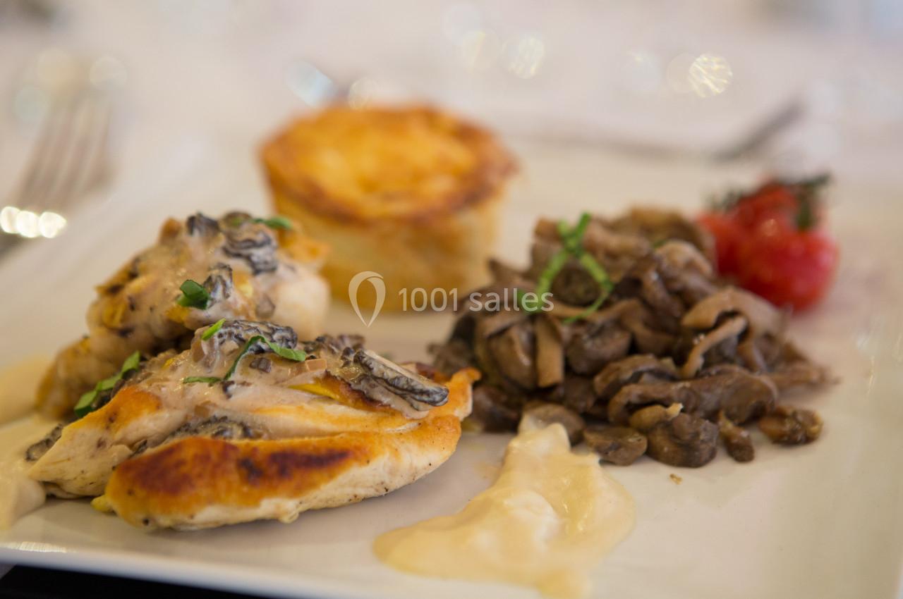 Assiette composée de poulet aux morilles, garniture de champignons sautés, gratin et tomate cerise.