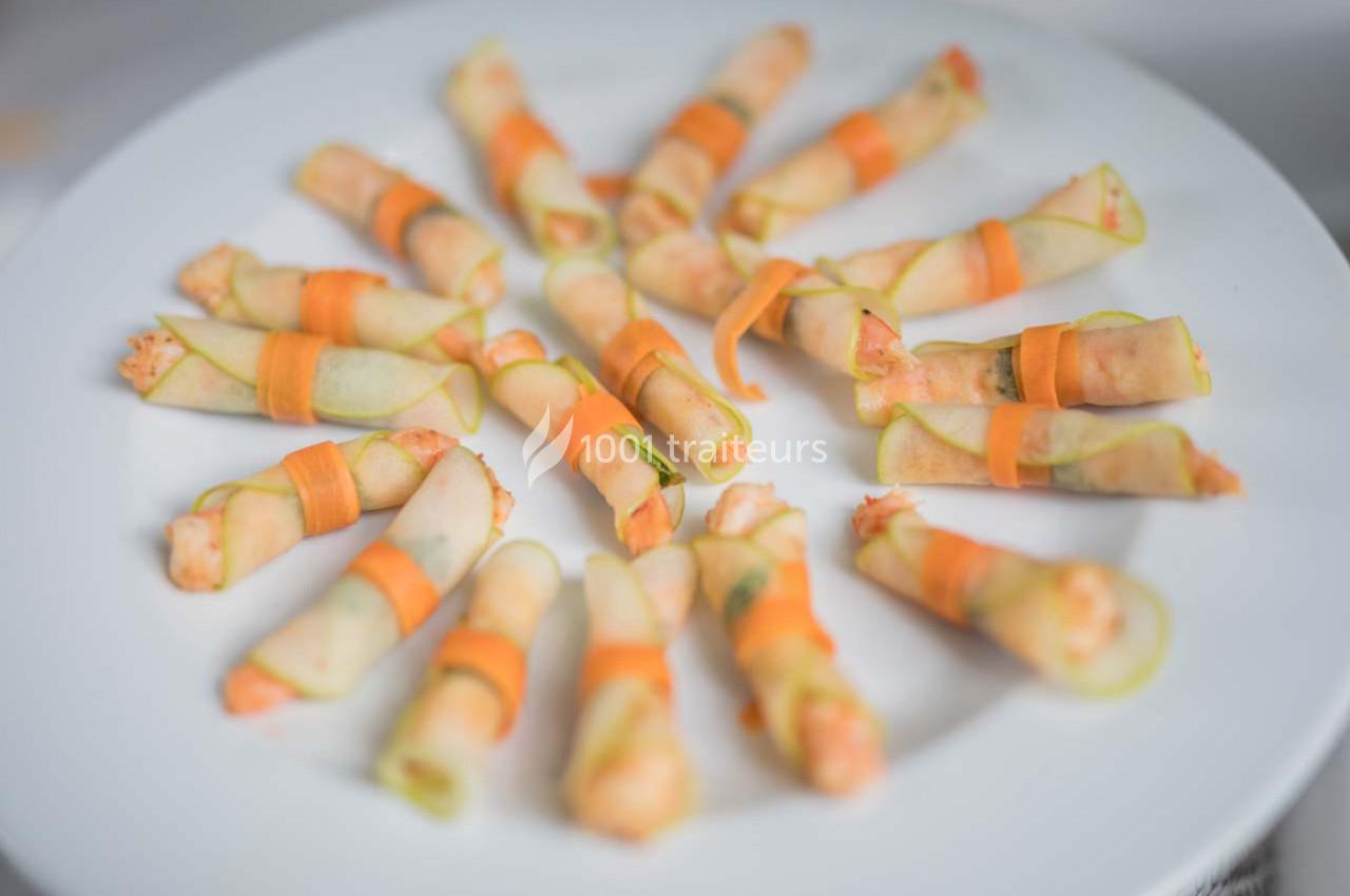 Assortiment de rouleaux de printemps miniatures garnis de légumes, présentés sur une assiette blanche.