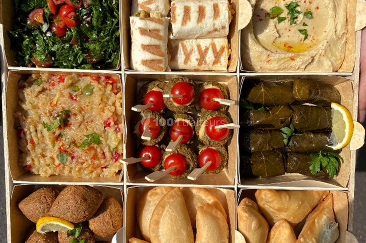 Plateau composé de mezzés variés : taboulé, houmous, feuilles de vigne, brochettes, samboussek et falafels.