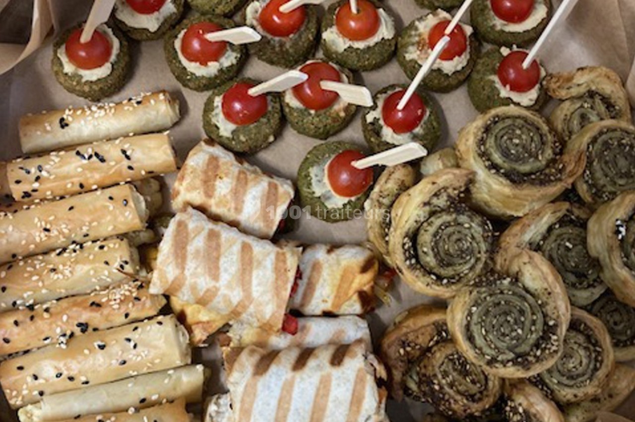 Plateau de bouchées apéritives variées comprenant feuilletés, roulés, brochettes et amuse-bouches garnis.