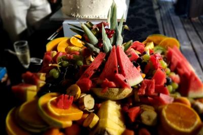 Miniature Traiteur Savigny-le-Temple (Seine-et-Marne) - Nos Tendances Traiteur #6 Huîtres gratinées garnies de fromage et épices, présentées sur un plateau en bois, avec légumes en arrière-plan.