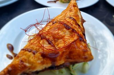 Miniature Traiteur Savigny-le-Temple (Seine-et-Marne) - Nos Tendances Traiteur #7 Huîtres gratinées garnies de fromage et épices, présentées sur un plateau en bois, avec légumes en arrière-plan.