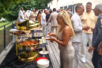 Miniature Traiteur Savigny-le-Temple (Seine-et-Marne) - Nos Tendances Traiteur #3 Huîtres gratinées garnies de fromage et épices, présentées sur un plateau en bois, avec légumes en arrière-plan.