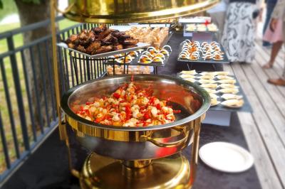 Miniature Traiteur Savigny-le-Temple (Seine-et-Marne) - Nos Tendances Traiteur #10 Huîtres gratinées garnies de fromage et épices, présentées sur un plateau en bois, avec légumes en arrière-plan.