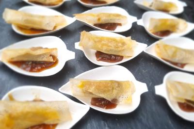 Miniature Traiteur Savigny-le-Temple (Seine-et-Marne) - Nos Tendances Traiteur #12 Huîtres gratinées garnies de fromage et épices, présentées sur un plateau en bois, avec légumes en arrière-plan.