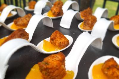 Miniature Traiteur Savigny-le-Temple (Seine-et-Marne) - Nos Tendances Traiteur #8 Huîtres gratinées garnies de fromage et épices, présentées sur un plateau en bois, avec légumes en arrière-plan.