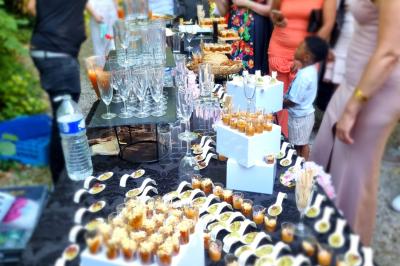 Miniature Traiteur Savigny-le-Temple (Seine-et-Marne) - Nos Tendances Traiteur #16 Huîtres gratinées garnies de fromage et épices, présentées sur un plateau en bois, avec légumes en arrière-plan.