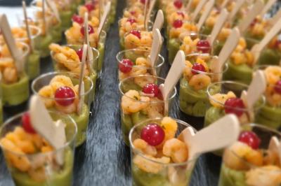 Miniature Traiteur Savigny-le-Temple (Seine-et-Marne) - Nos Tendances Traiteur #9 Huîtres gratinées garnies de fromage et épices, présentées sur un plateau en bois, avec légumes en arrière-plan.