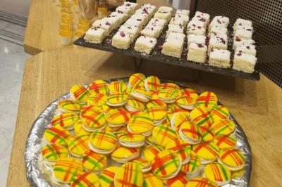 Miniature Traiteur Savigny-le-Temple (Seine-et-Marne) - Nos Tendances Traiteur #14 Huîtres gratinées garnies de fromage et épices, présentées sur un plateau en bois, avec légumes en arrière-plan.