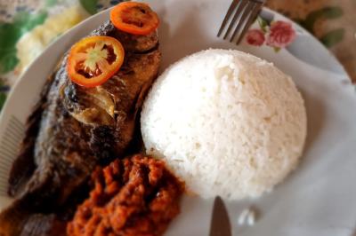 Miniature Traiteur Savigny-le-Temple (Seine-et-Marne) - Nos Tendances Traiteur #15 Huîtres gratinées garnies de fromage et épices, présentées sur un plateau en bois, avec légumes en arrière-plan.
