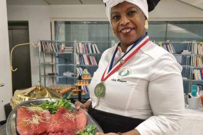 Miniature Traiteur Savigny-le-Temple (Seine-et-Marne) - Nos Tendances Traiteur #4 Huîtres gratinées garnies de fromage et épices, présentées sur un plateau en bois, avec légumes en arrière-plan.