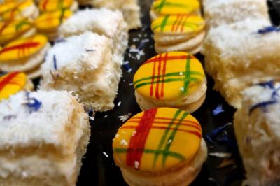 Miniature Traiteur Savigny-le-Temple (Seine-et-Marne) - Nos Tendances Traiteur #21 Huîtres gratinées garnies de fromage et épices, présentées sur un plateau en bois, avec légumes en arrière-plan.