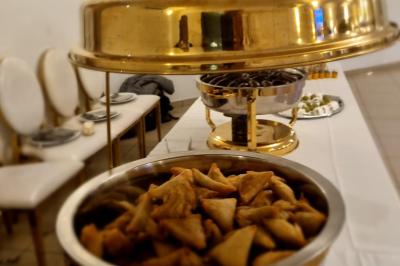 Miniature Traiteur Savigny-le-Temple (Seine-et-Marne) - Nos Tendances Traiteur #22 Huîtres gratinées garnies de fromage et épices, présentées sur un plateau en bois, avec légumes en arrière-plan.