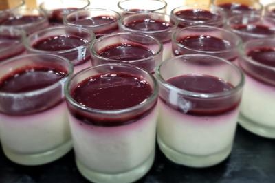 Miniature Traiteur Savigny-le-Temple (Seine-et-Marne) - Nos Tendances Traiteur #24 Huîtres gratinées garnies de fromage et épices, présentées sur un plateau en bois, avec légumes en arrière-plan.