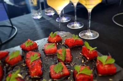 Miniature Traiteur Savigny-le-Temple (Seine-et-Marne) - Nos Tendances Traiteur #26 Huîtres gratinées garnies de fromage et épices, présentées sur un plateau en bois, avec légumes en arrière-plan.