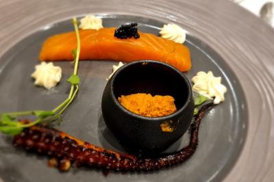 Miniature Traiteur Savigny-le-Temple (Seine-et-Marne) - Nos Tendances Traiteur #27 Huîtres gratinées garnies de fromage et épices, présentées sur un plateau en bois, avec légumes en arrière-plan.