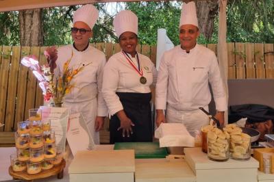 Miniature Traiteur Savigny-le-Temple (Seine-et-Marne) - Nos Tendances Traiteur #5 Huîtres gratinées garnies de fromage et épices, présentées sur un plateau en bois, avec légumes en arrière-plan.