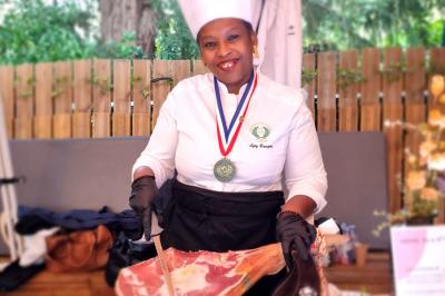 Miniature Traiteur Savigny-le-Temple (Seine-et-Marne) - Nos Tendances Traiteur #30 Huîtres gratinées garnies de fromage et épices, présentées sur un plateau en bois, avec légumes en arrière-plan.