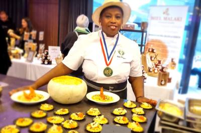 Miniature Traiteur Savigny-le-Temple (Seine-et-Marne) - Nos Tendances Traiteur #32 Huîtres gratinées garnies de fromage et épices, présentées sur un plateau en bois, avec légumes en arrière-plan.