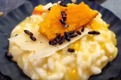 Miniature Traiteur Savigny-le-Temple (Seine-et-Marne) - Nos Tendances Traiteur #33 Huîtres gratinées garnies de fromage et épices, présentées sur un plateau en bois, avec légumes en arrière-plan.